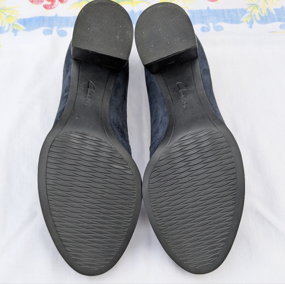 CLARKS 7.5 Artisan Suede Tarah Brae Colorblock Navy Blue Green Block Heels Pumps - Picture 11 of 14